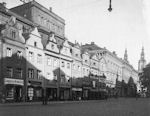 Rynek - Niegdysiejsze tzw. Kramy ledziowe, w gbi teatr a po prawej koci w. Jana - zdjcie z 1945 roku